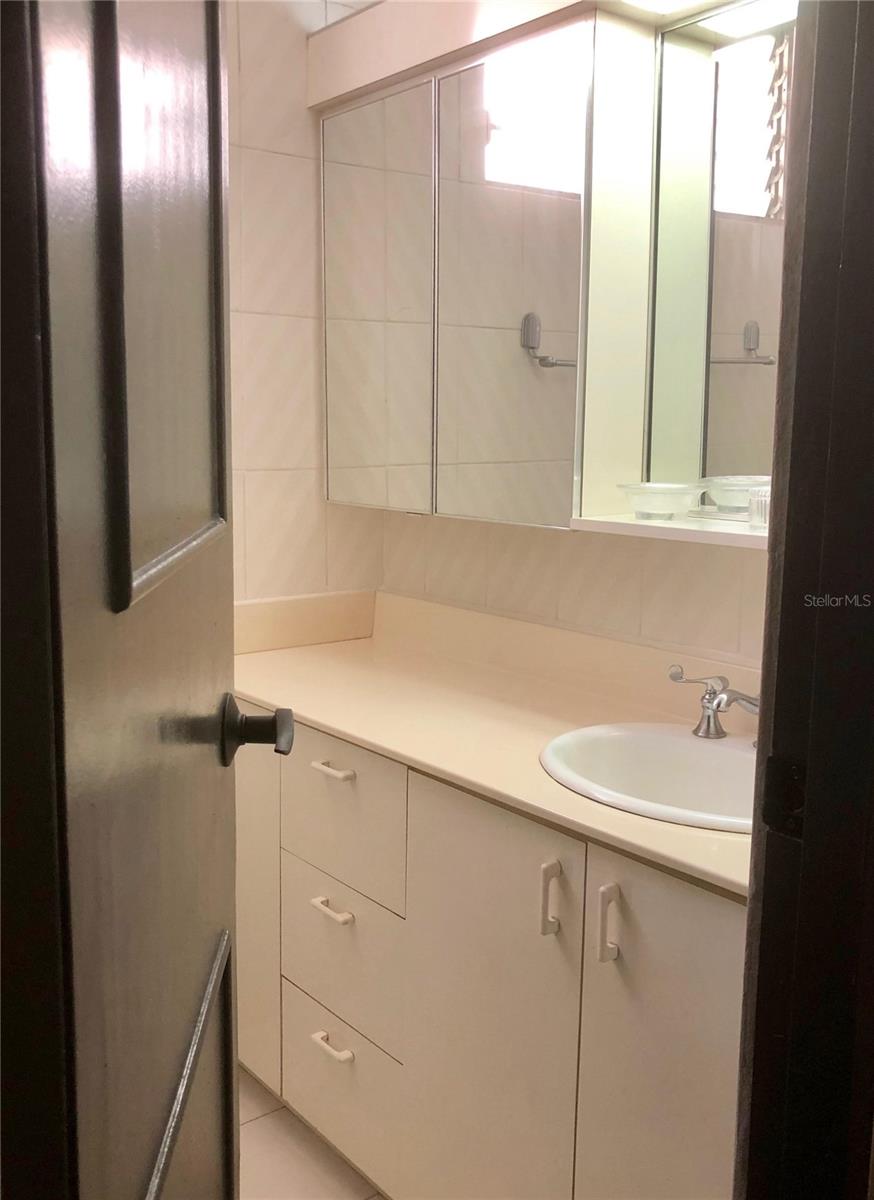 KINGS COURT 76 CONDOMINIUM - Residential Lease