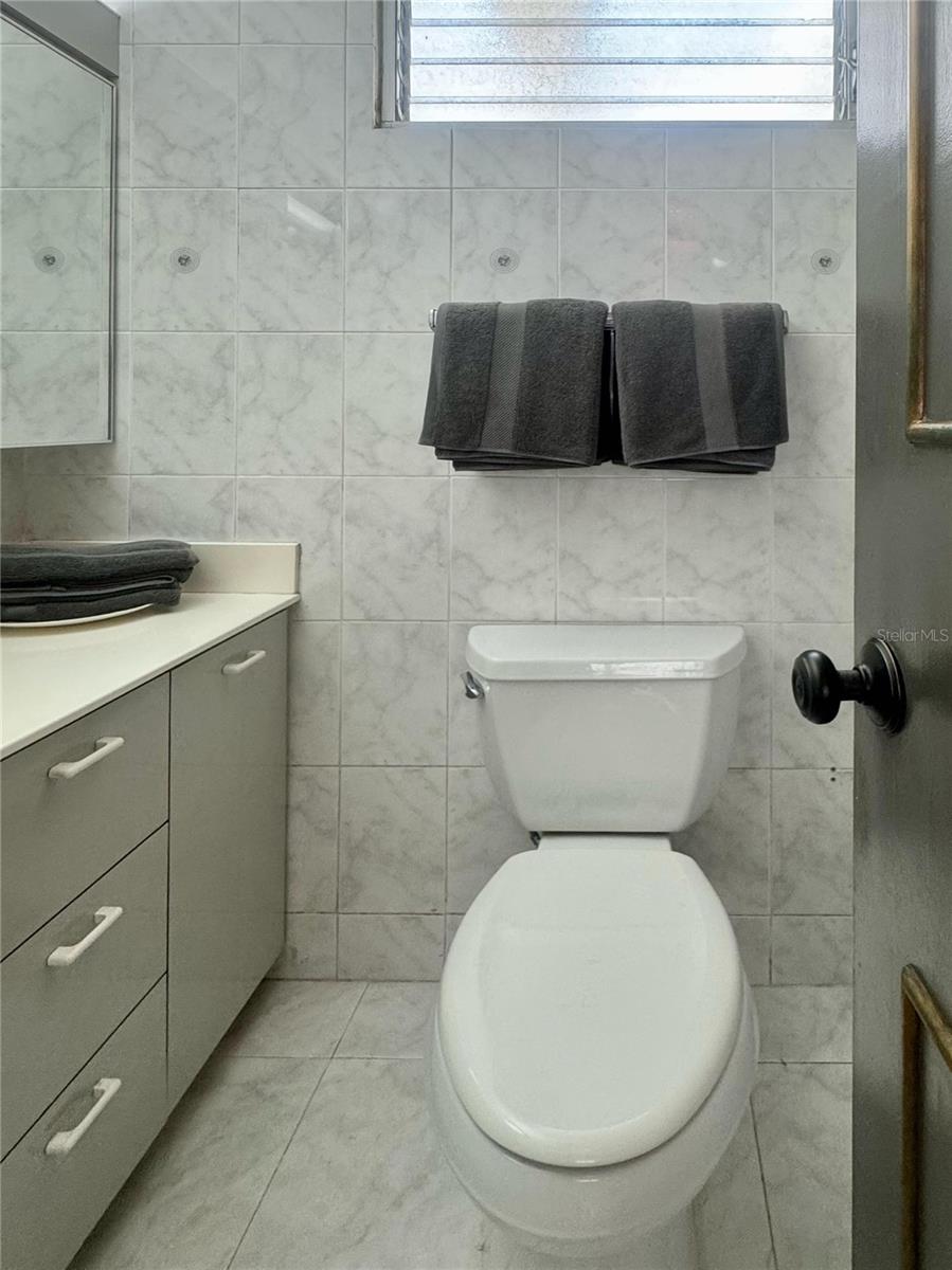 KINGS COURT 76 CONDOMINIUM - Residential Lease