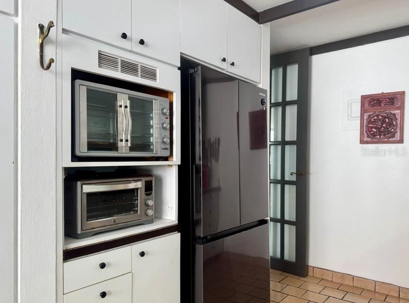 KINGS COURT 76 CONDOMINIUM - Residential Lease