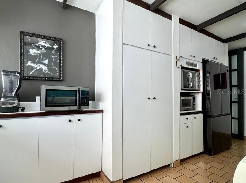 KINGS COURT 76 CONDOMINIUM - Residential Lease