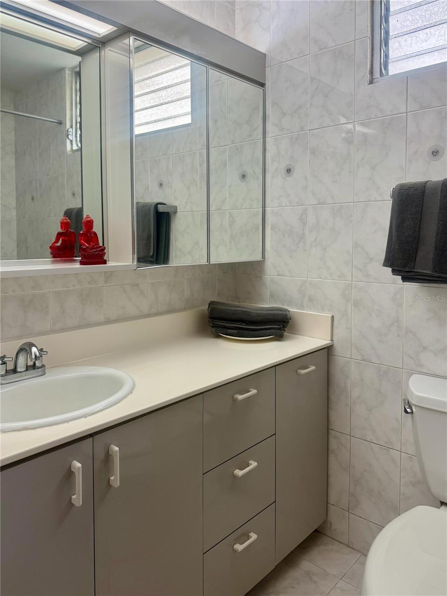 KINGS COURT 76 CONDOMINIUM - Residential Lease