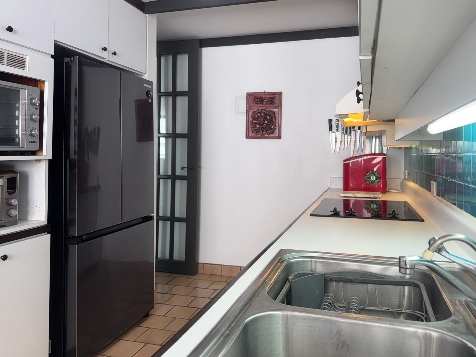 KINGS COURT 76 CONDOMINIUM - Residential Lease