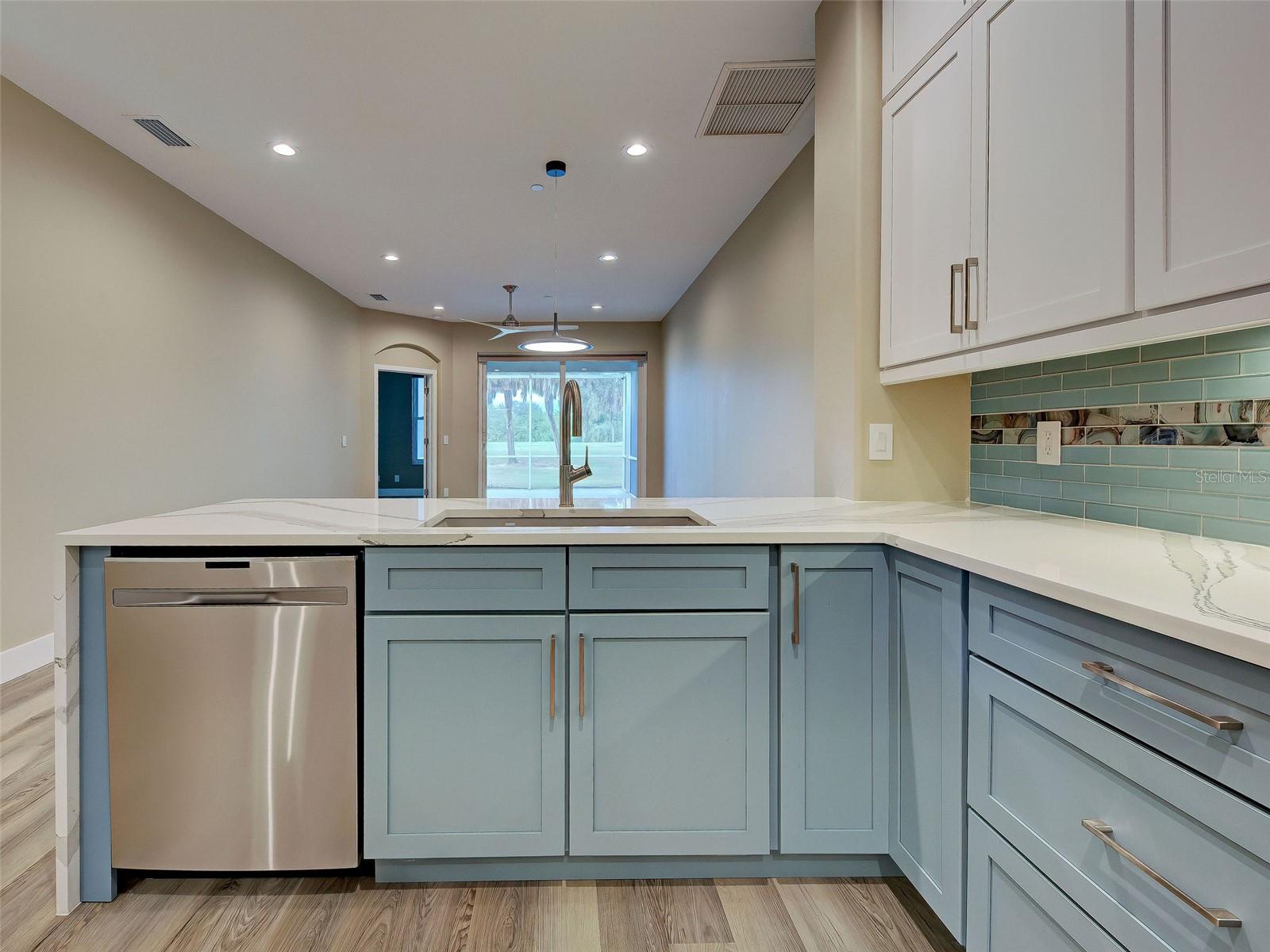 PELICAN POINTE GOLF & COUNTRY CLUB - Residential