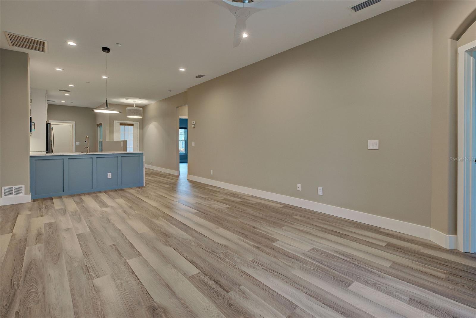 PELICAN POINTE GOLF & COUNTRY CLUB - Residential