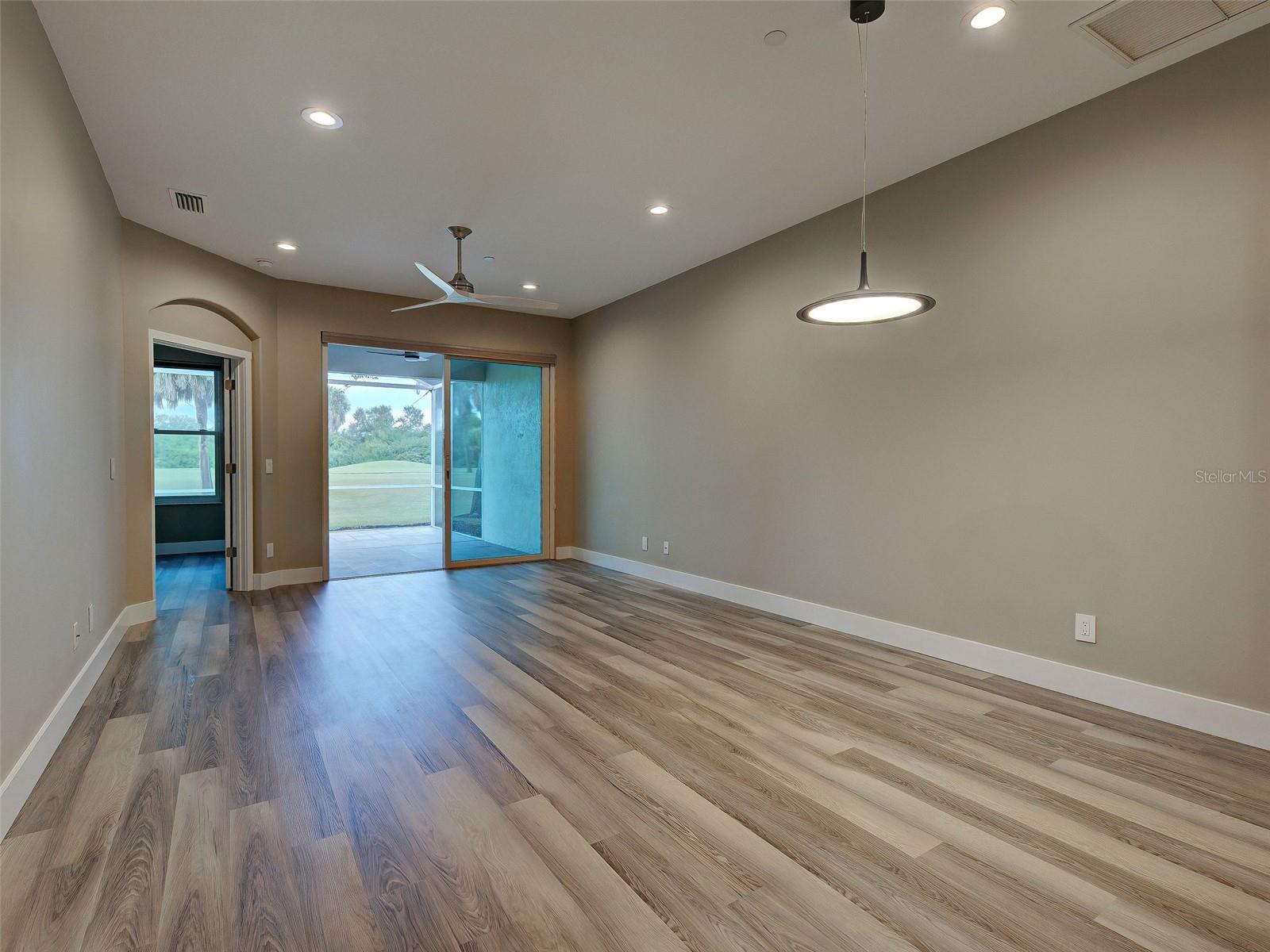 PELICAN POINTE GOLF & COUNTRY CLUB - Residential