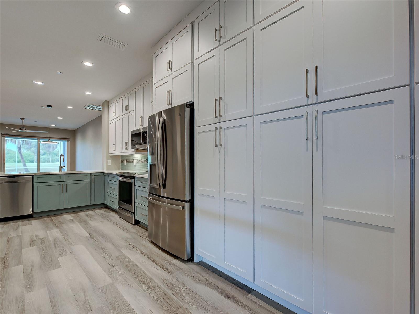 PELICAN POINTE GOLF & COUNTRY CLUB - Residential