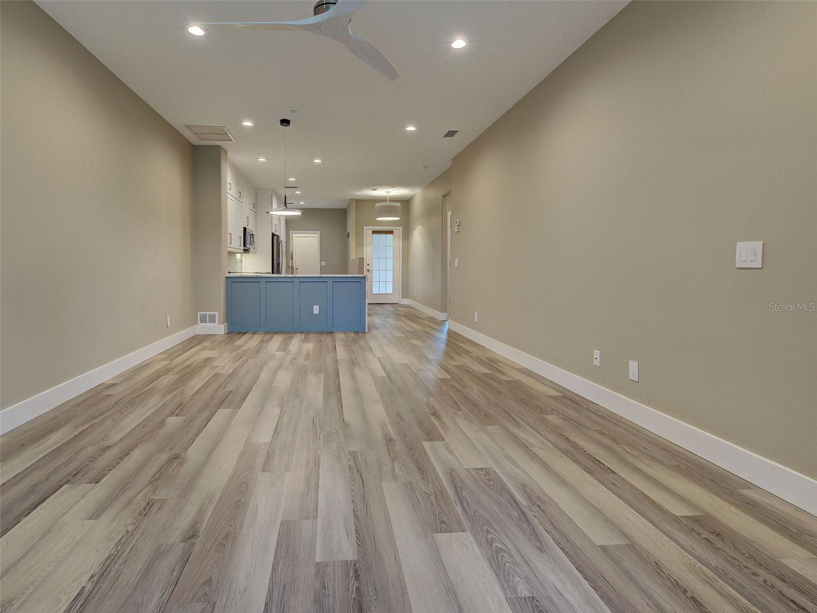 PELICAN POINTE GOLF & COUNTRY CLUB - Residential