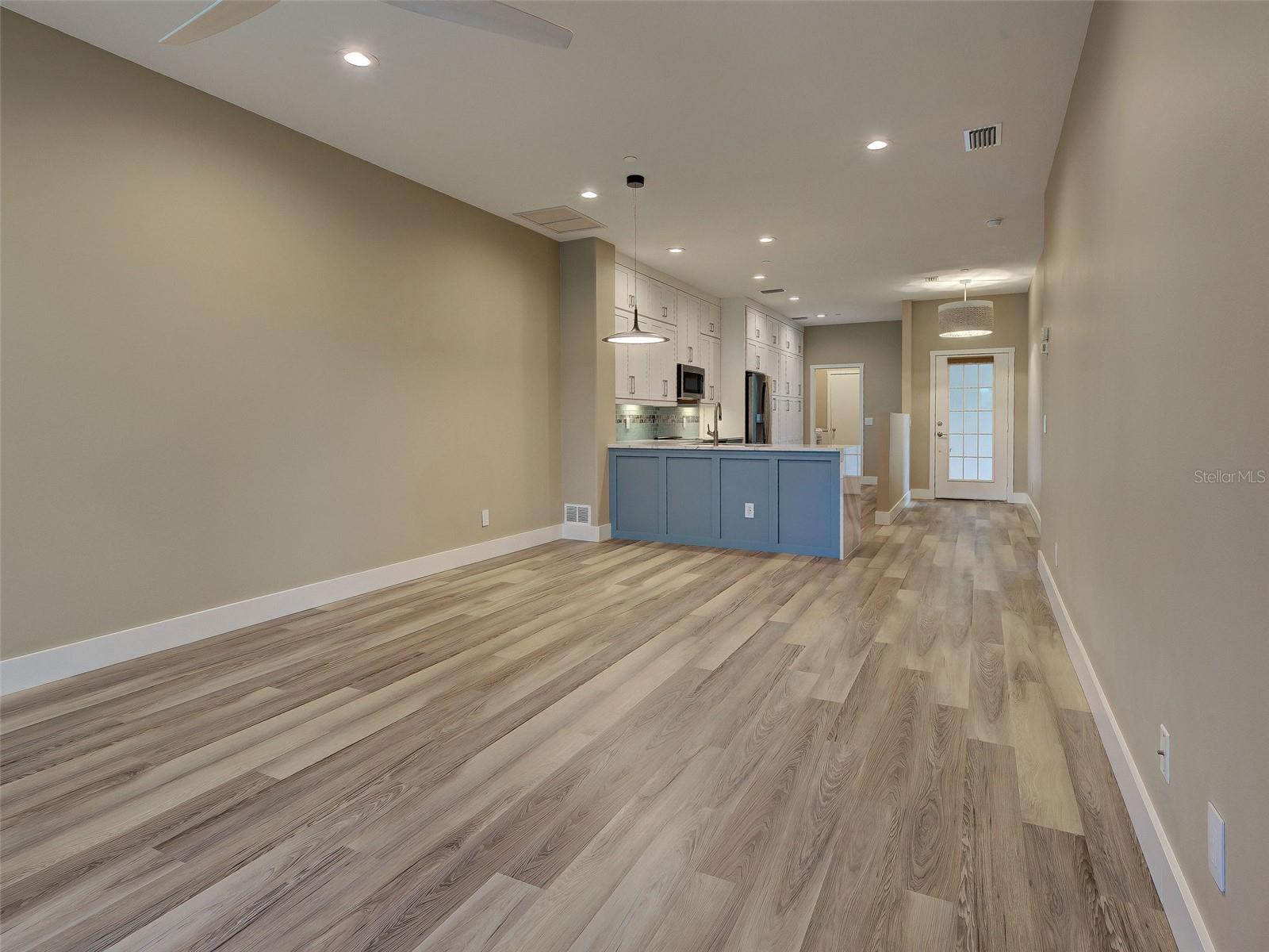 PELICAN POINTE GOLF & COUNTRY CLUB - Residential