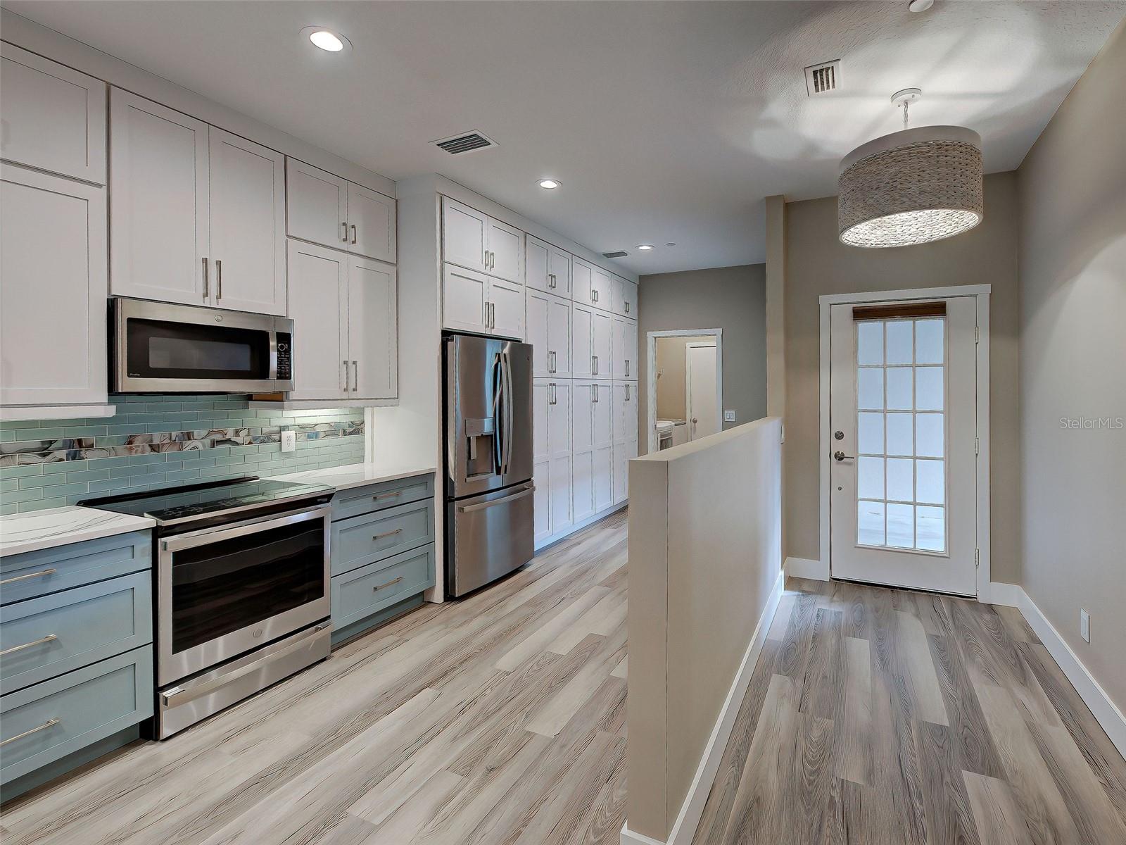 PELICAN POINTE GOLF & COUNTRY CLUB - Residential