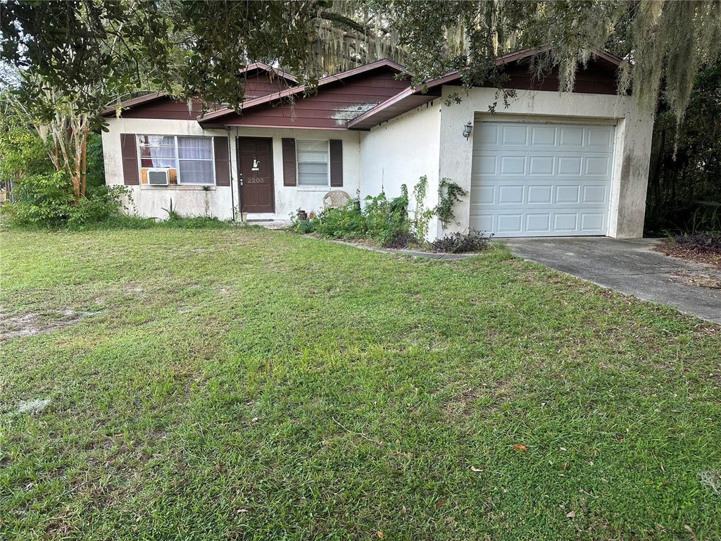 Photo of 2203 Butler Street, Leesburg, FL 34748 (MLS # G5118059)