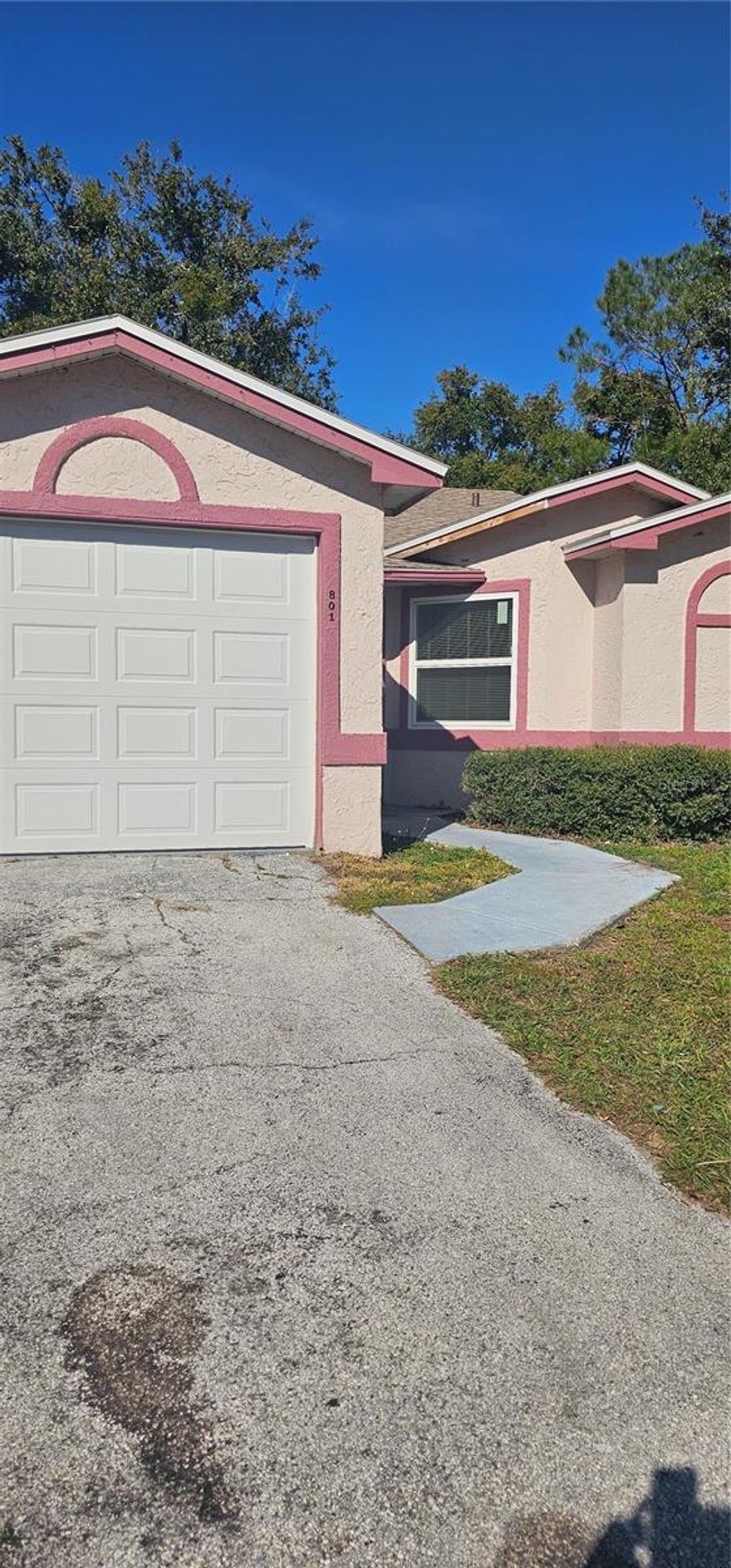 Easy acess single home in Kissimmee area, with short distance to the malls, and near to supermarkets.