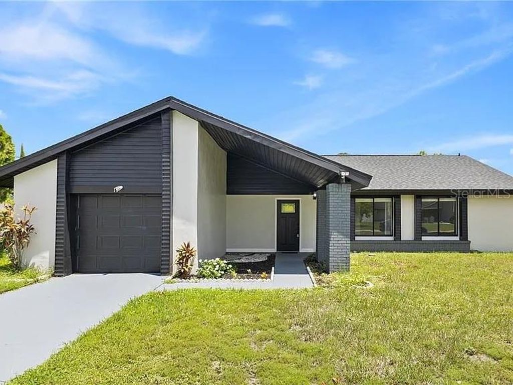 Photo of 17 S Flag Ct, Kissimmee, FL 34759 (MLS # O6418950)