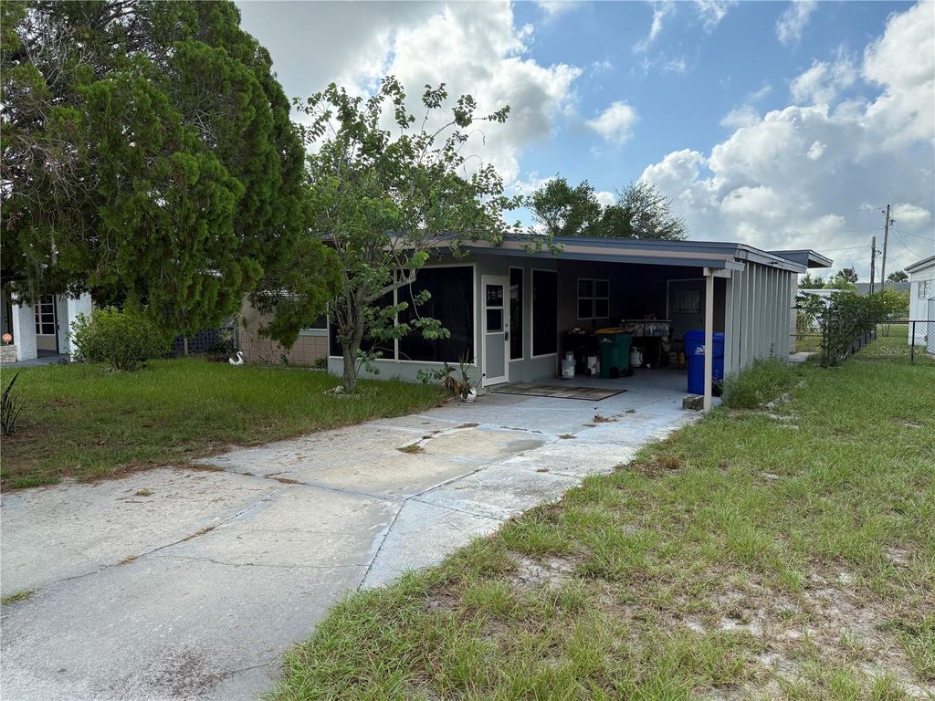 Photo of 1117 Oakland Cir, Tavares, FL 32778 (MLS # G5100314)