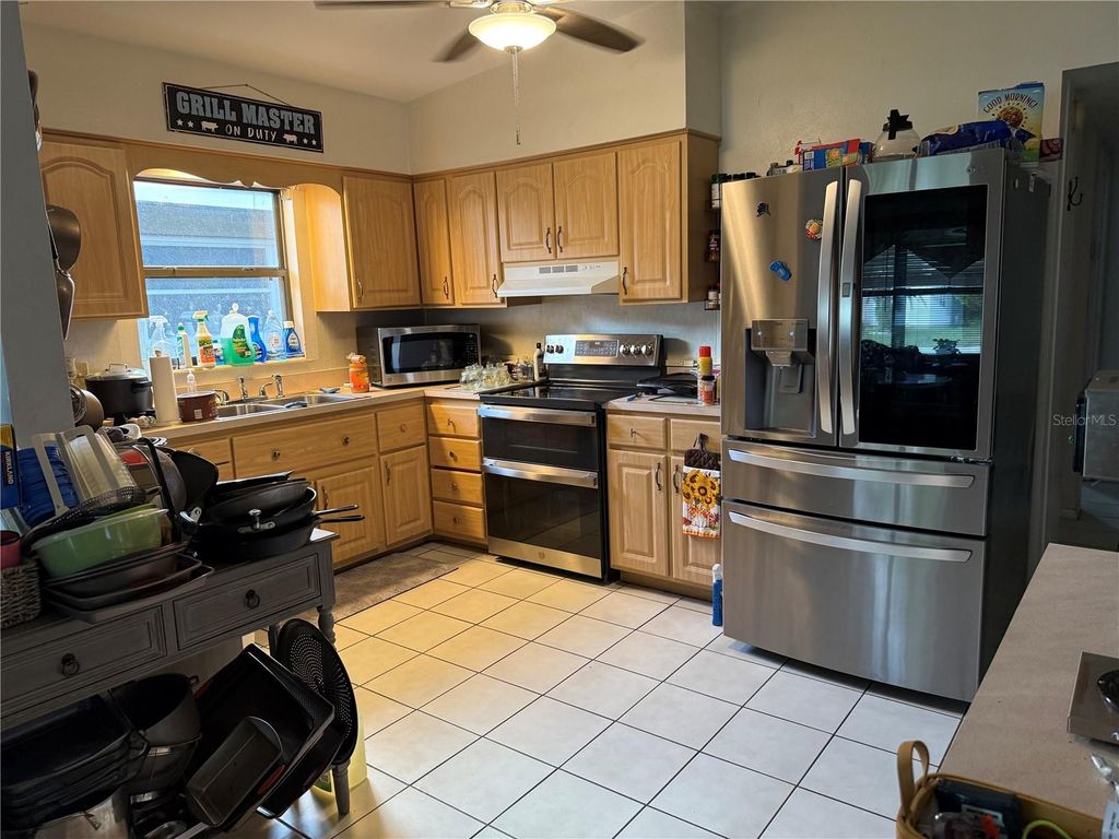 Photo of 1117 Oakland Cir, Tavares, FL 32778 (MLS # G5100314)