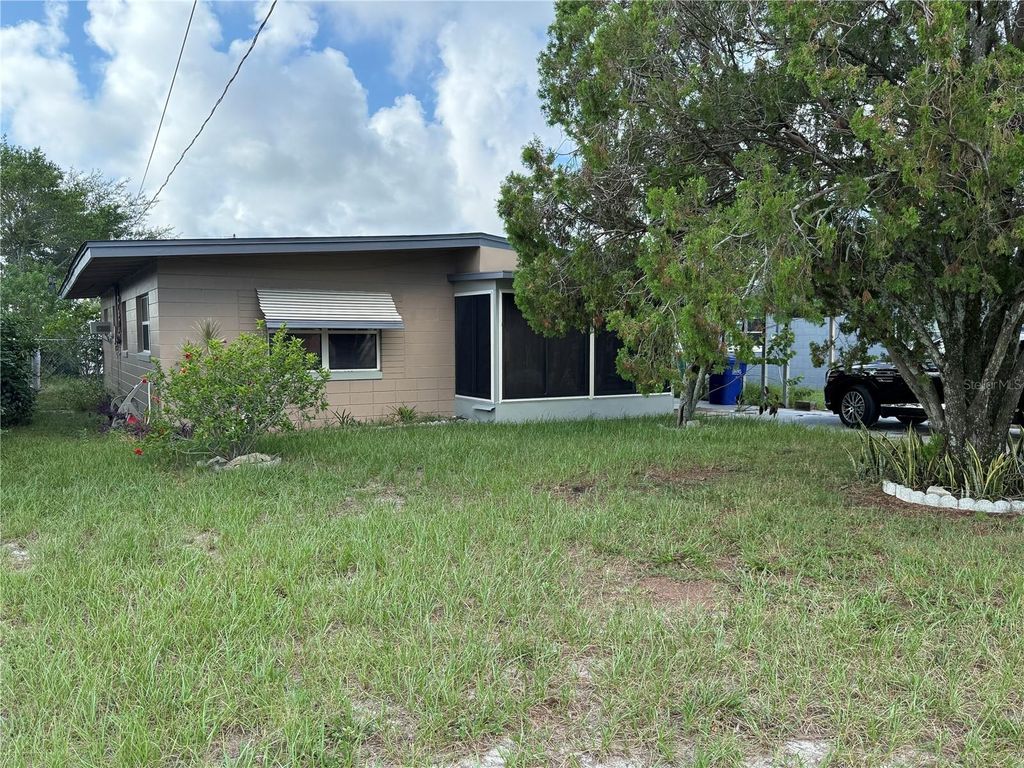 Photo of 1117 Oakland Cir, Tavares, FL 32778 (MLS # G5100314)