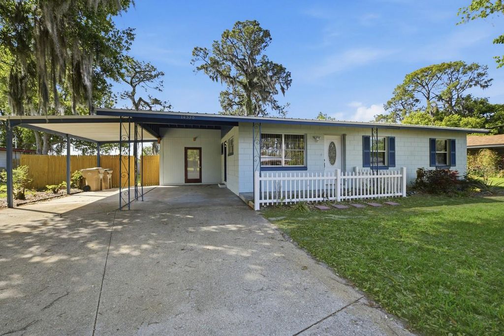 Photo of 14338 Lake Junietta Drive, Tavares, FL 32778 (MLS # G5109875)