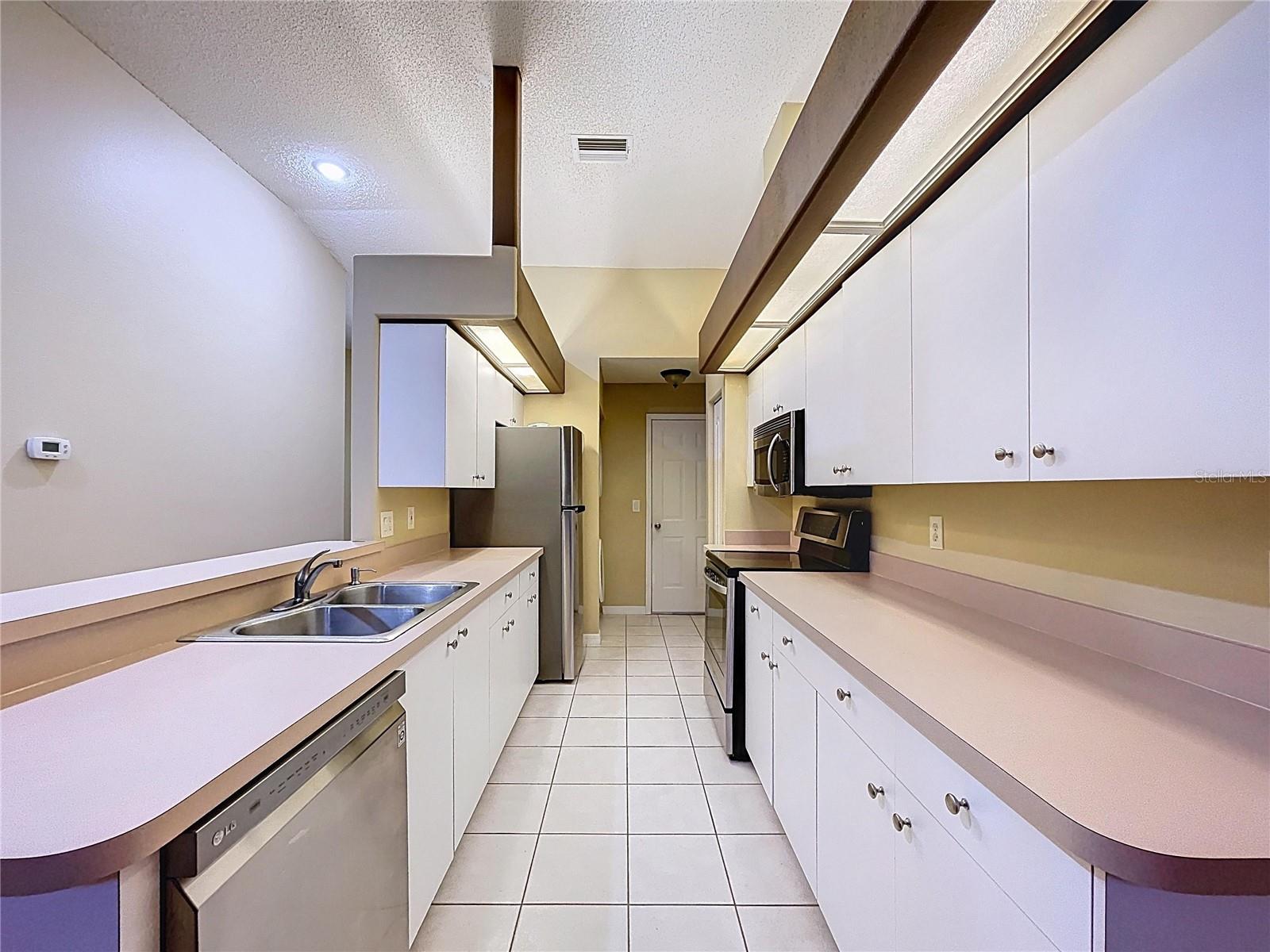 SUN KETCH TWNHMS AT CYPRESS LAKES - Residential