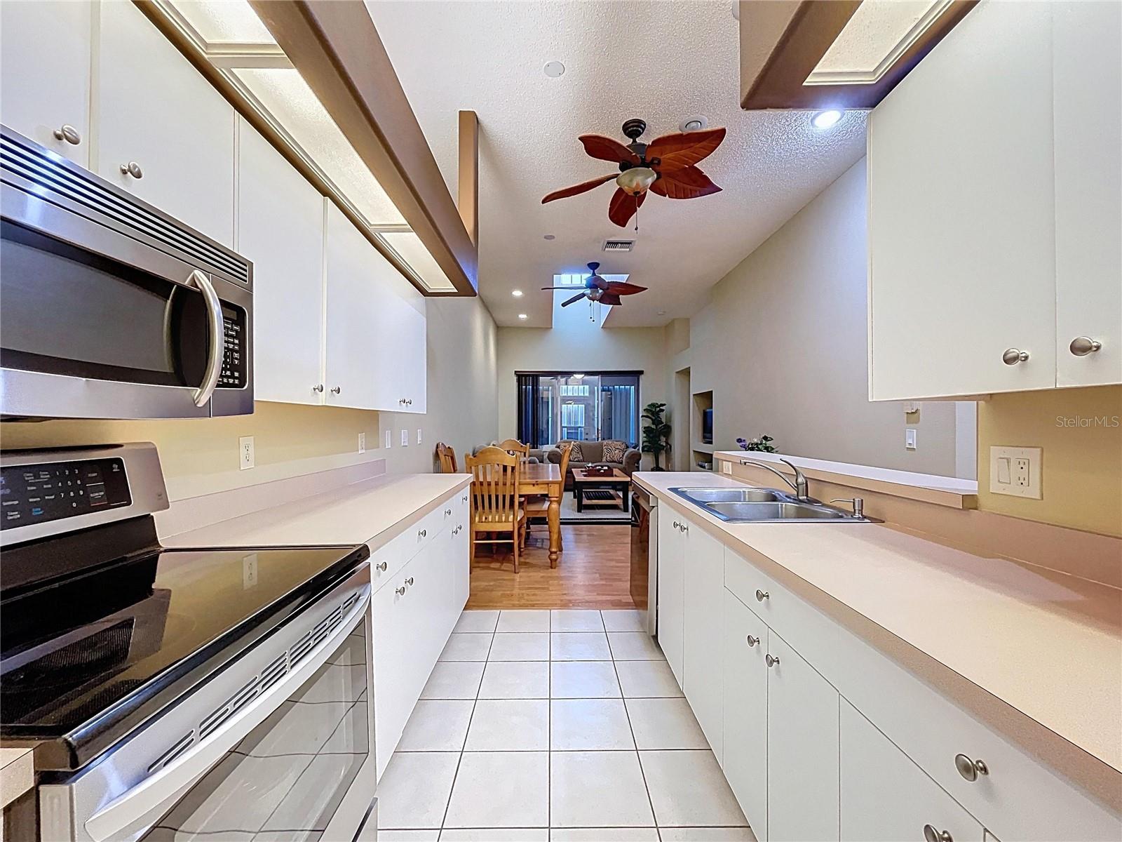 SUN KETCH TWNHMS AT CYPRESS LAKES - Residential