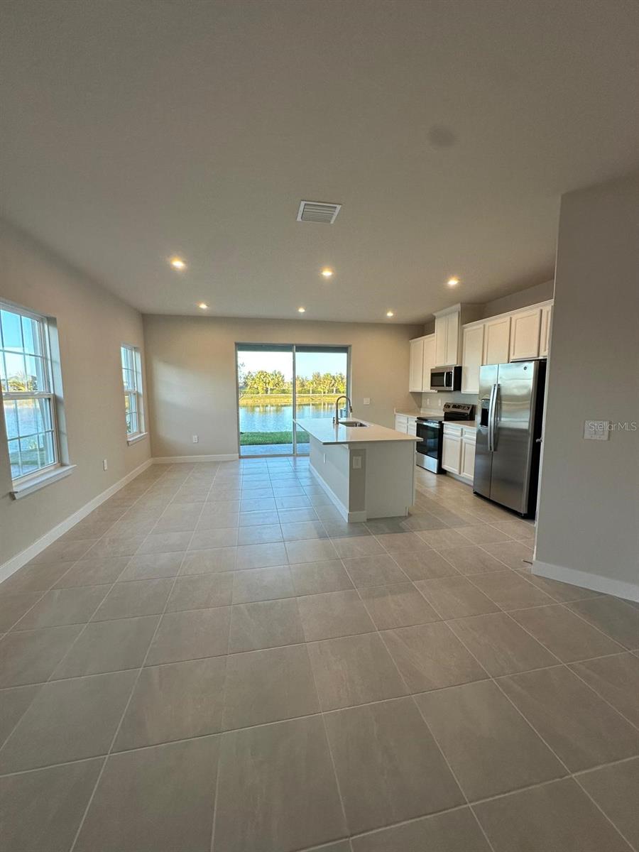 AMBER CREEK TOWNHOMES AT LAKEWOOD RANCH - Residential Lease