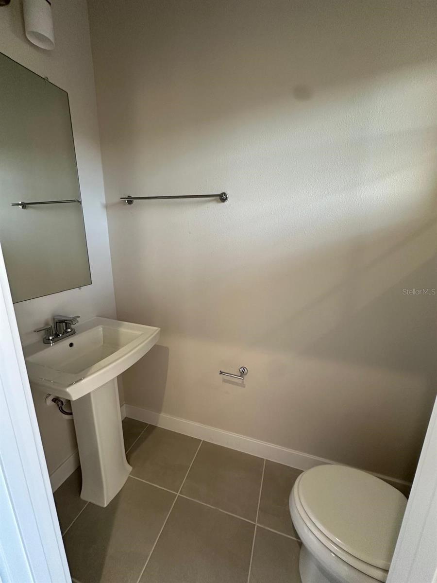 AMBER CREEK TOWNHOMES AT LAKEWOOD RANCH - Residential Lease