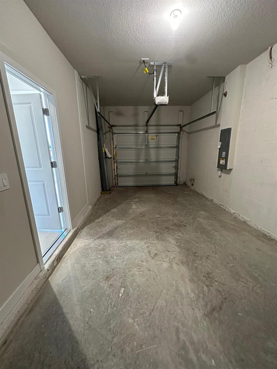 AMBER CREEK TOWNHOMES AT LAKEWOOD RANCH - Residential Lease