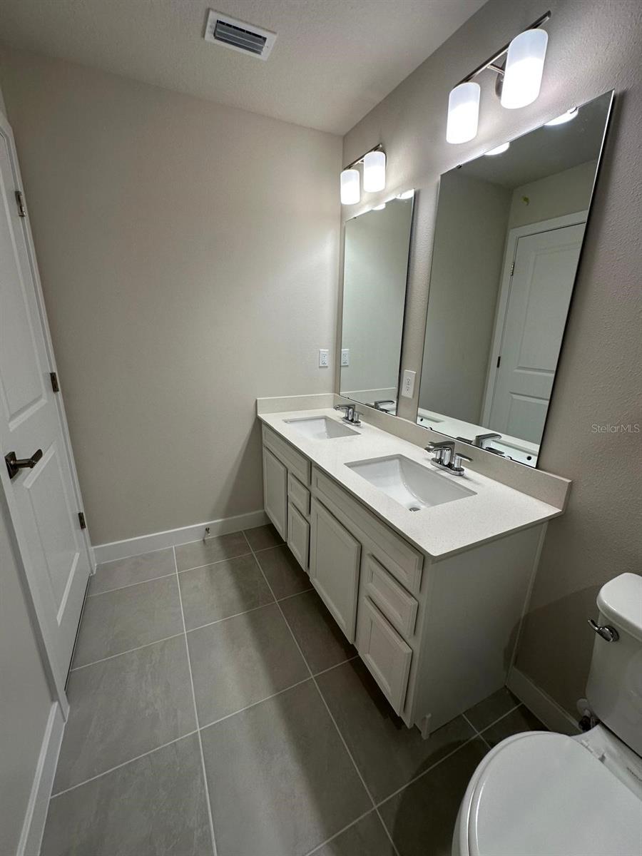 AMBER CREEK TOWNHOMES AT LAKEWOOD RANCH - Residential Lease