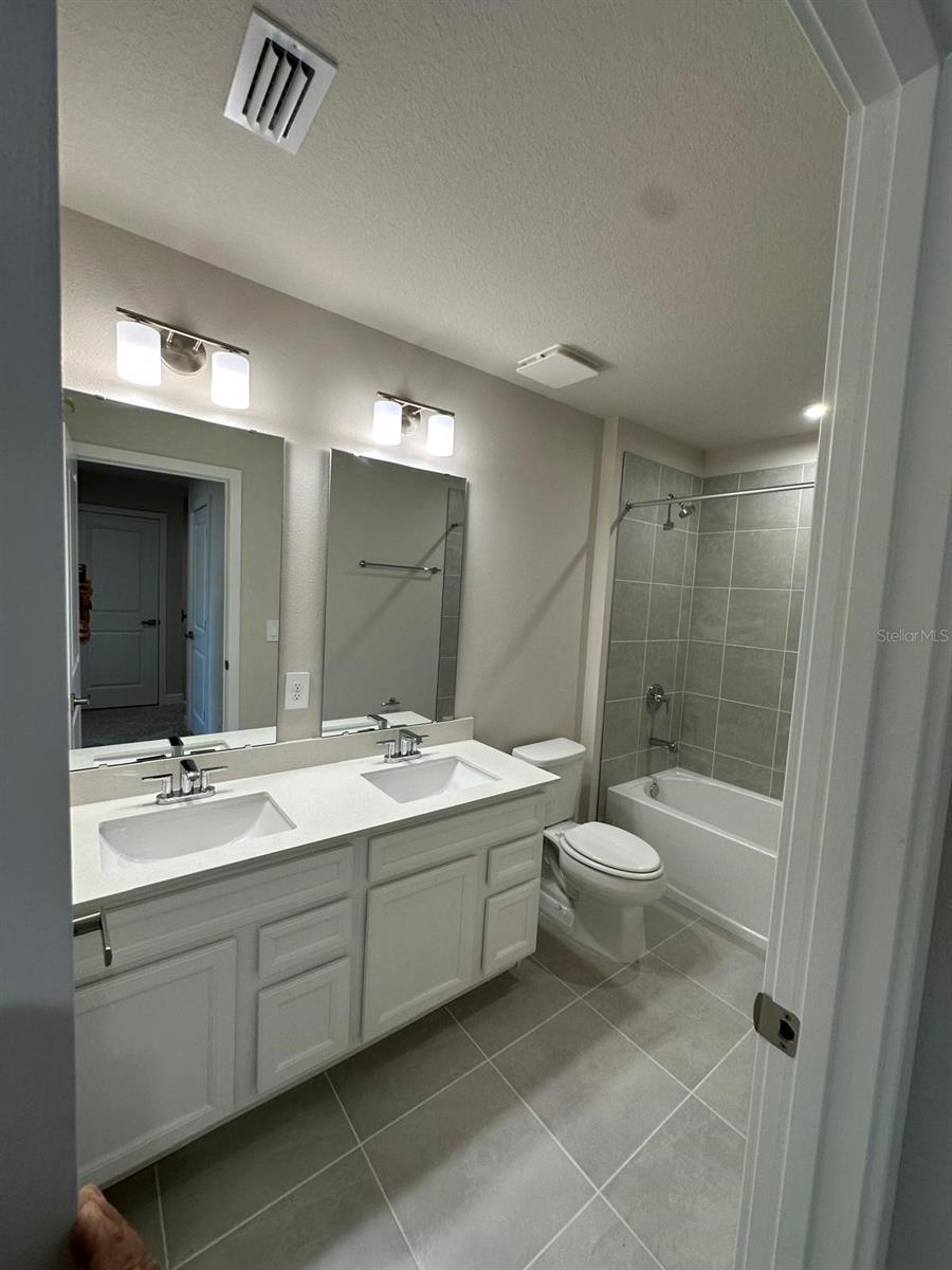 AMBER CREEK TOWNHOMES AT LAKEWOOD RANCH - Residential Lease