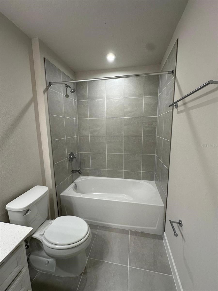 AMBER CREEK TOWNHOMES AT LAKEWOOD RANCH - Residential Lease