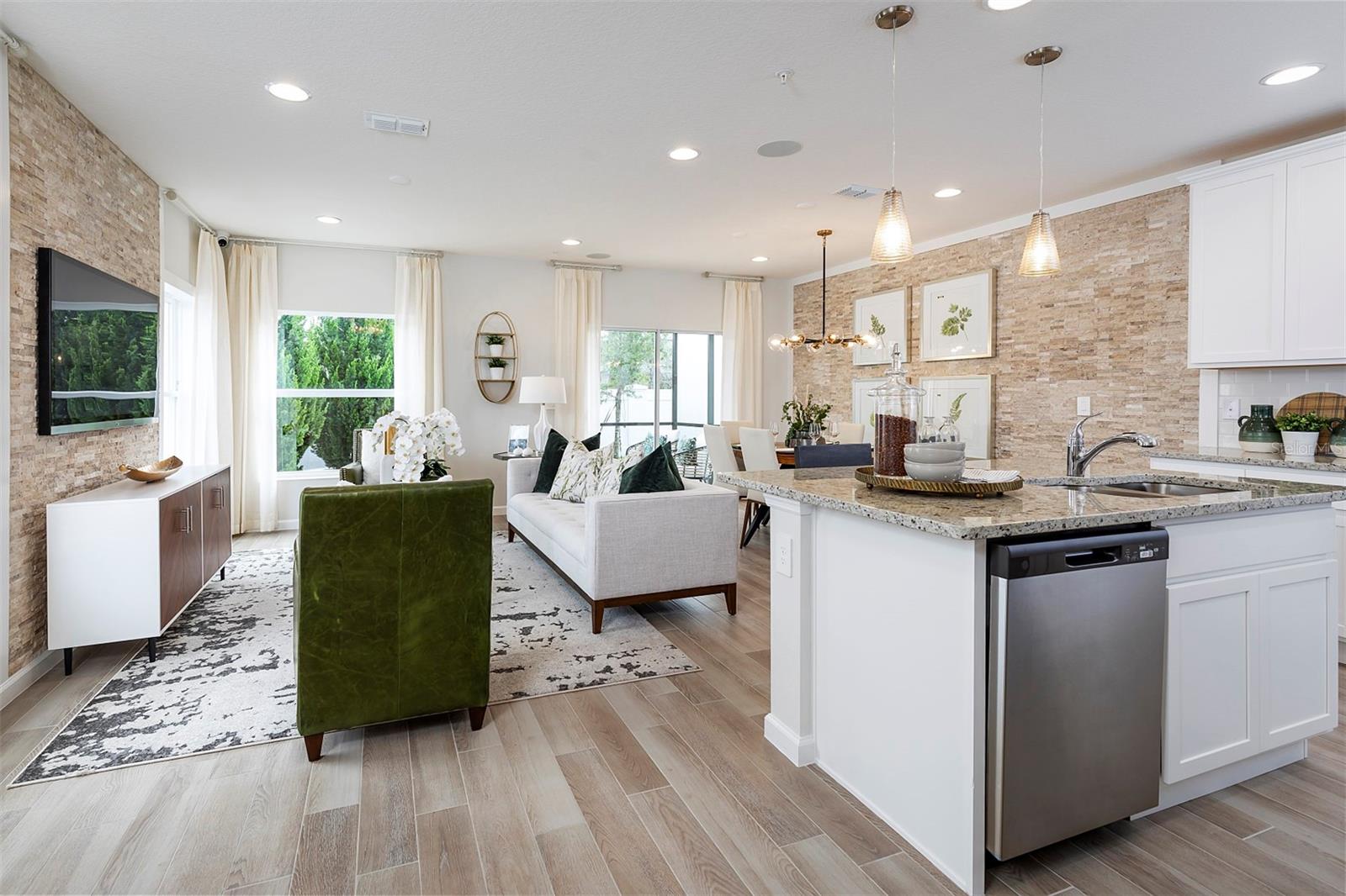 TOWNS AT LAKE MONROE COMMONS - Residential