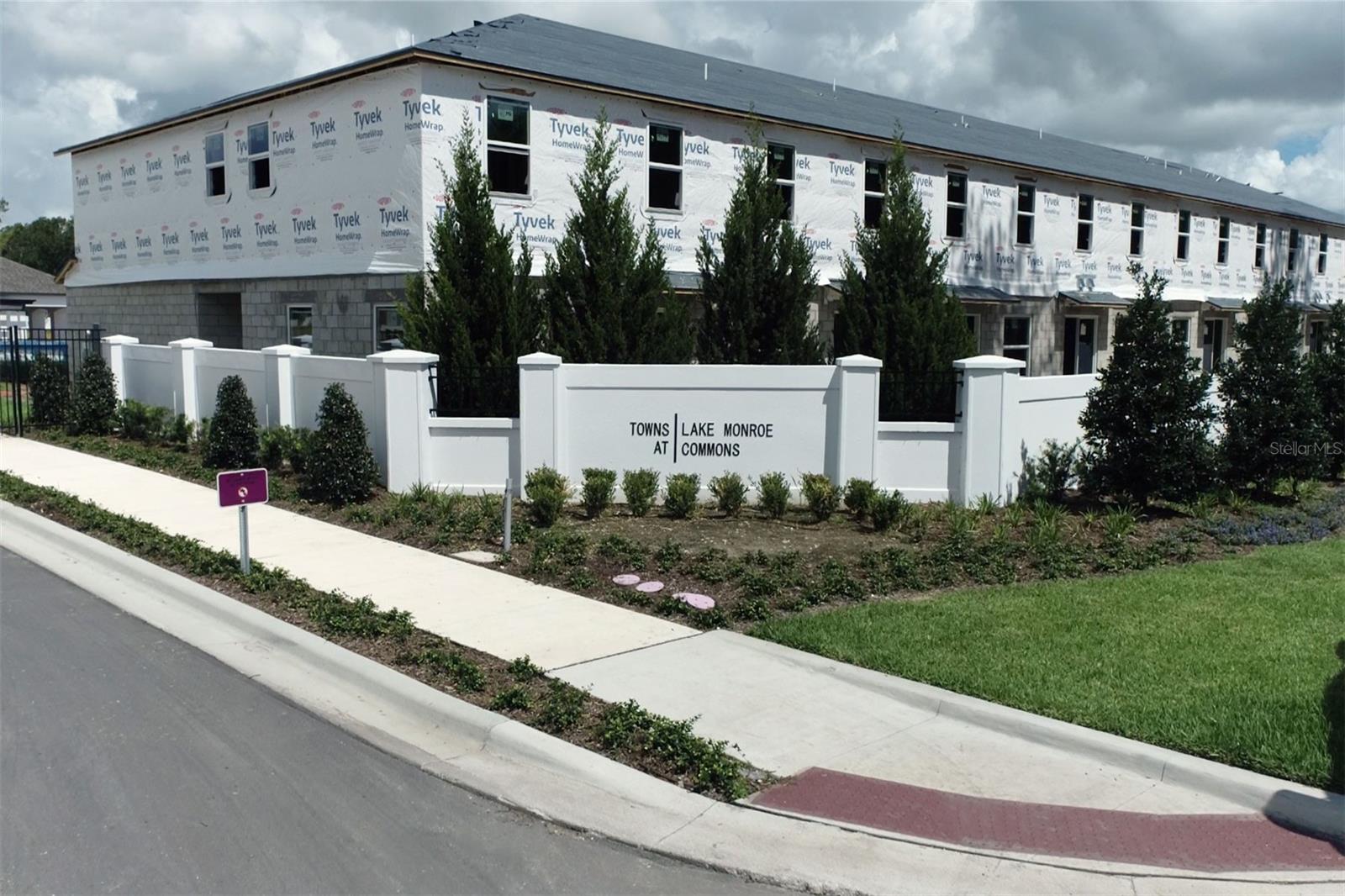 TOWNS AT LAKE MONROE COMMONS - Residential
