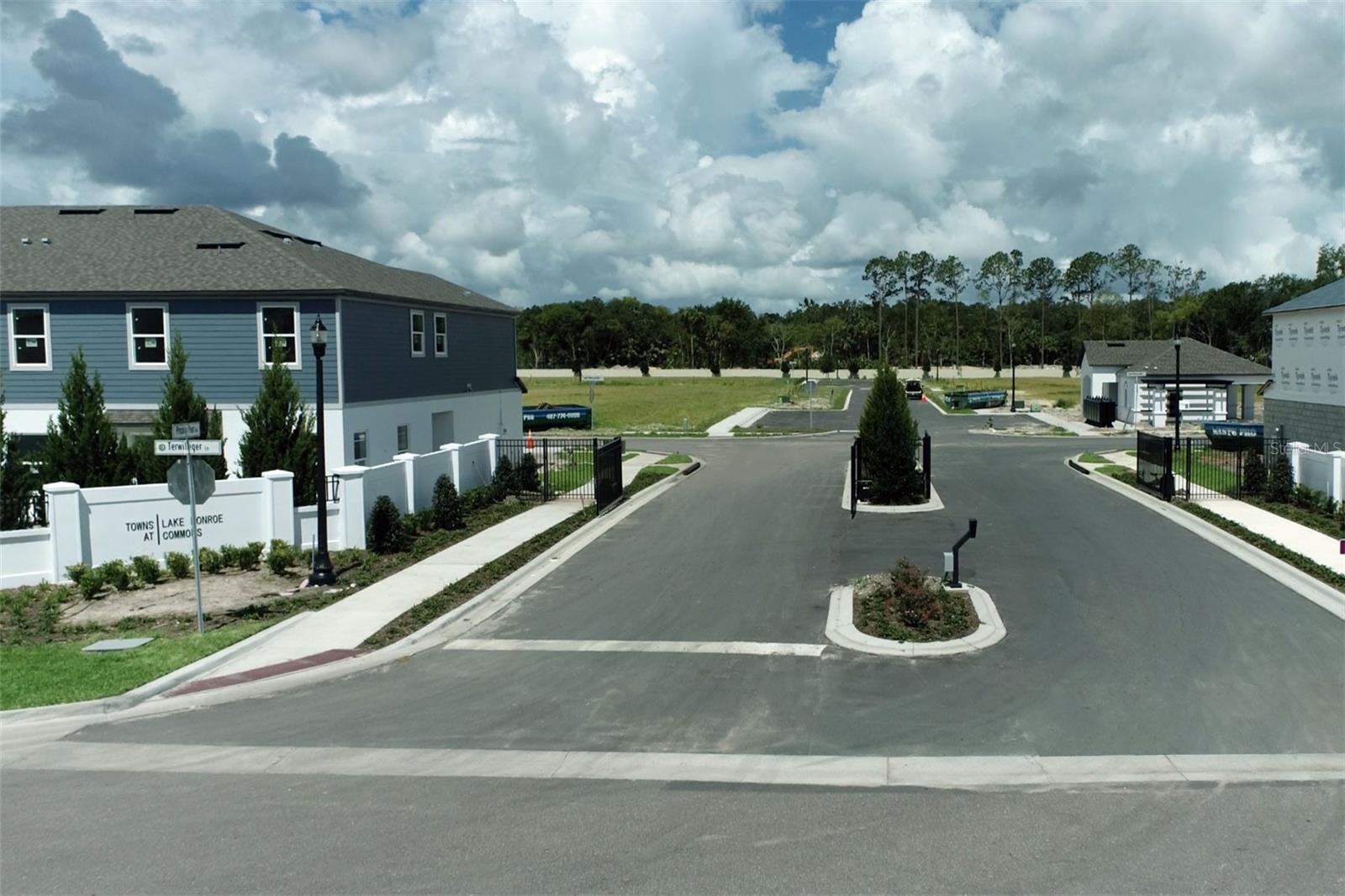 TOWNS AT LAKE MONROE COMMONS - Residential