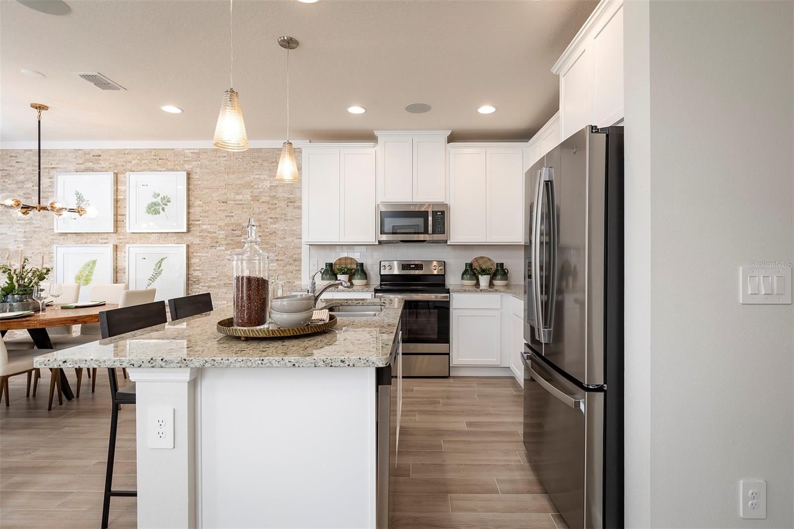 TOWNS AT LAKE MONROE COMMONS - Residential