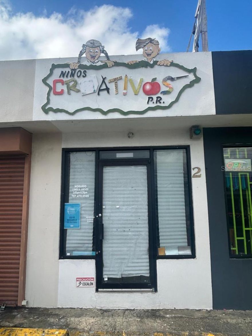 Commercial property with 5 parking spaces. The premises are divided into 3 premises with shared parking and a parking area in front. It has two living areas. Excellent location with a well-traveled avenue. Light is apart..