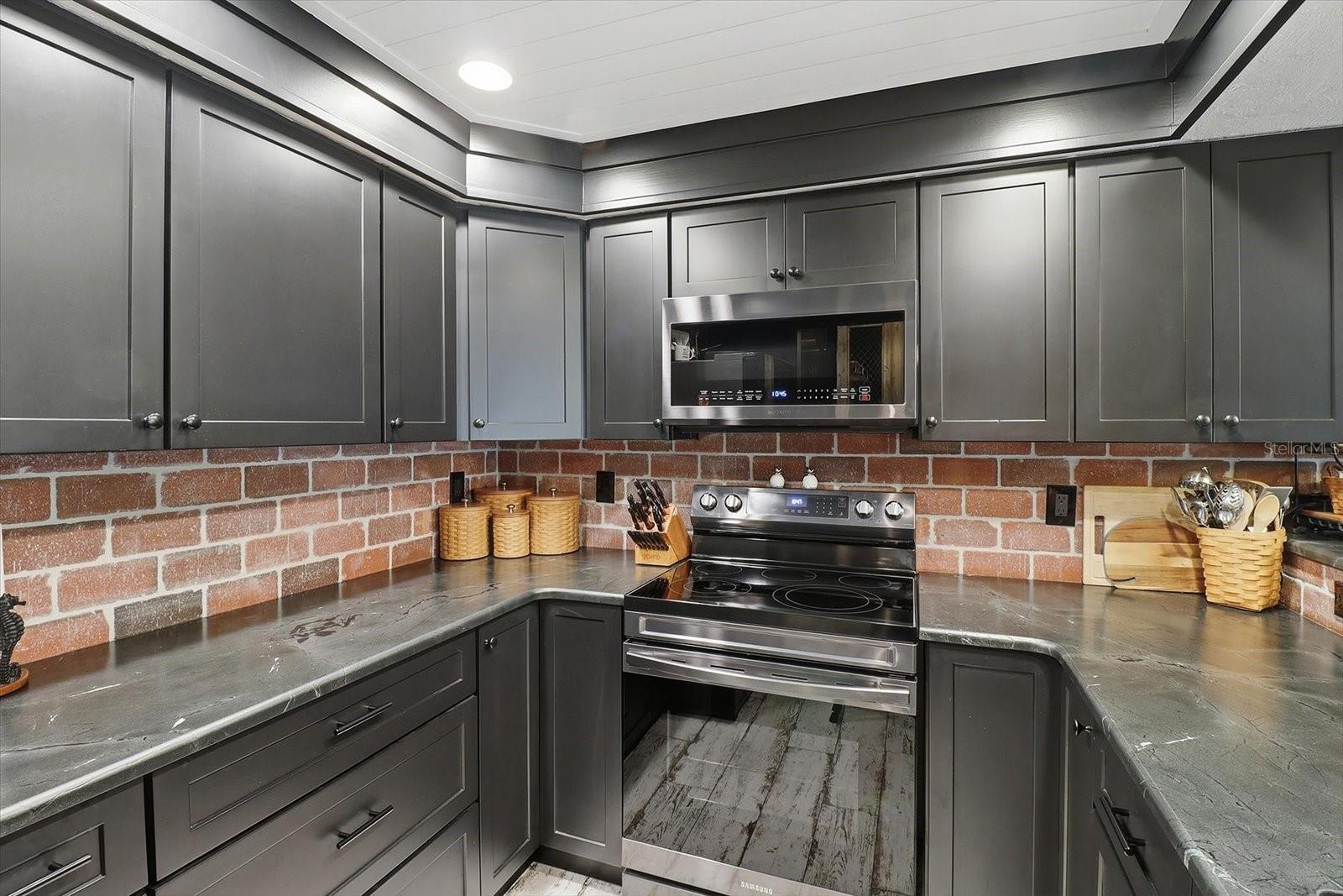 PLANTATION VILLAGE UNREC - Residential