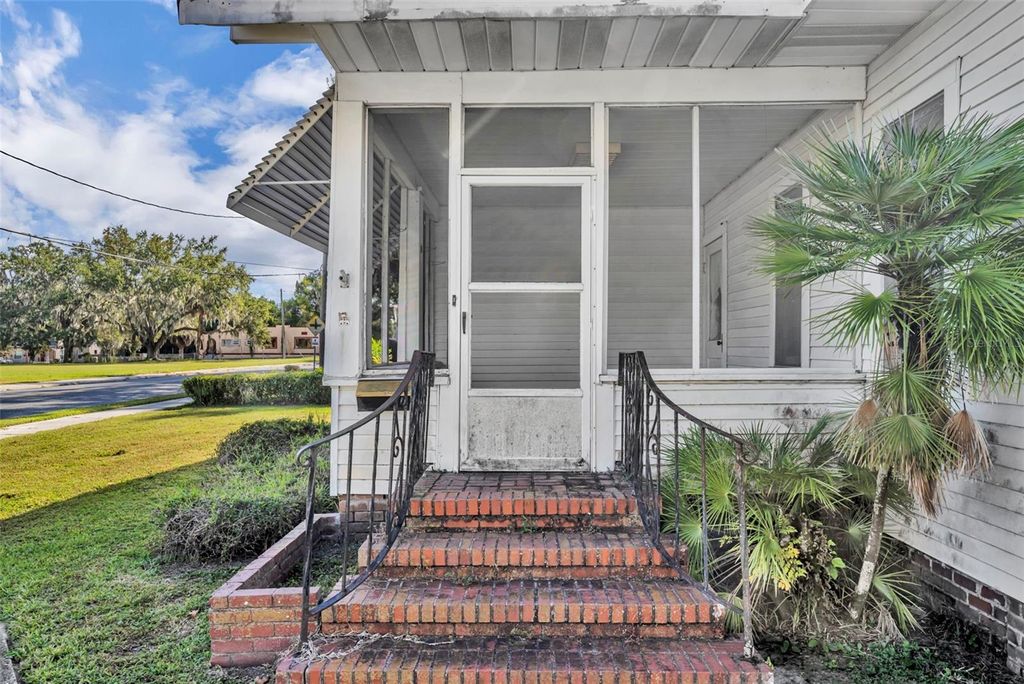 Photo of 207 N Perkins Street, Leesburg, FL 34748 (MLS # O6359442)