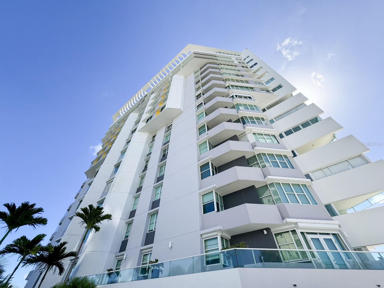 Two-Story Penthouse with Panoramic Views – San Juan ??
Discover this exclusive two-level penthouse offering breathtaking views of San Juan and the ocean.
Second Floor:
1 spacious bedroom
1 full bathroom
Private terrace with spectacular views
Living room, dining area, family room, and kitchen
First Floor:
3 comfortable bedrooms
2 full bathrooms, including a spa-style glass bathroom with sauna
Laundry area
Spacious walk-in closet
Features & Extras:
3 private parking spaces
Additional storage space
24/7 controlled access and security
Swimming pool and jacuzzi
Elegant lobby
A bright, modern, and spacious home—perfect for those seeking luxury, comfort, and a prime location.