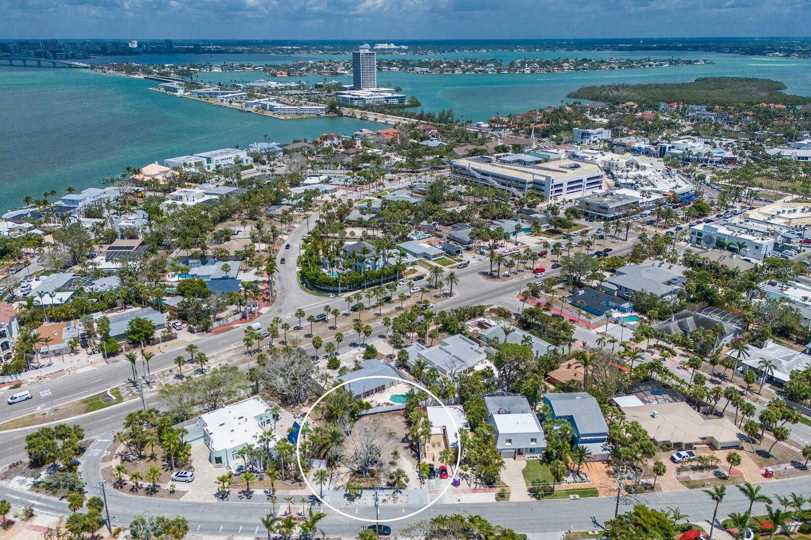 Nestled in the heart of St. Armands, one of Sarasota’s most sought-after coastal towns, this exceptional property presents an unparalleled opportunity to turn your dream home into a reality. Imagine designing your perfect retreat in an area celebrated for its rich history and charming walkability.
Step outside and find yourself at the iconic St. Armands Circle, where a vibrant mix of boutique shops, gourmet dining, and eclectic cafés awaits. This destination is not just a place to visit; it’s a lifestyle. Enjoy leisurely strolls or bike rides to the pristine sands and turquoise waters of Lido Key Beach, where breathtaking sunsets and stunning Gulf views are part of your daily routine.
Conveniently located just over the Ringling Bridge, your minutes away from downtown Sarasota and at the gateway to Longboat Key. Indulge in the luxurious amenities offered by nearby landmarks such as The Ritz-Carlton Club, Sarasota Yacht Club, Longboat Key Club, and The St. Regis. Seller financing available.