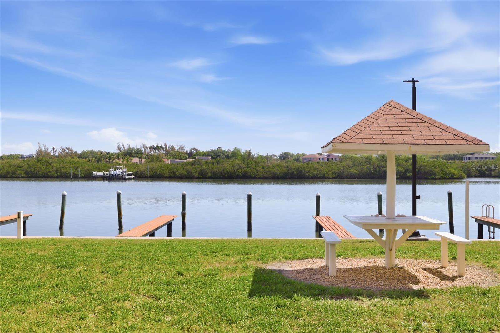 BAY SHORES YACHT & TENNIS CLUB - Residential