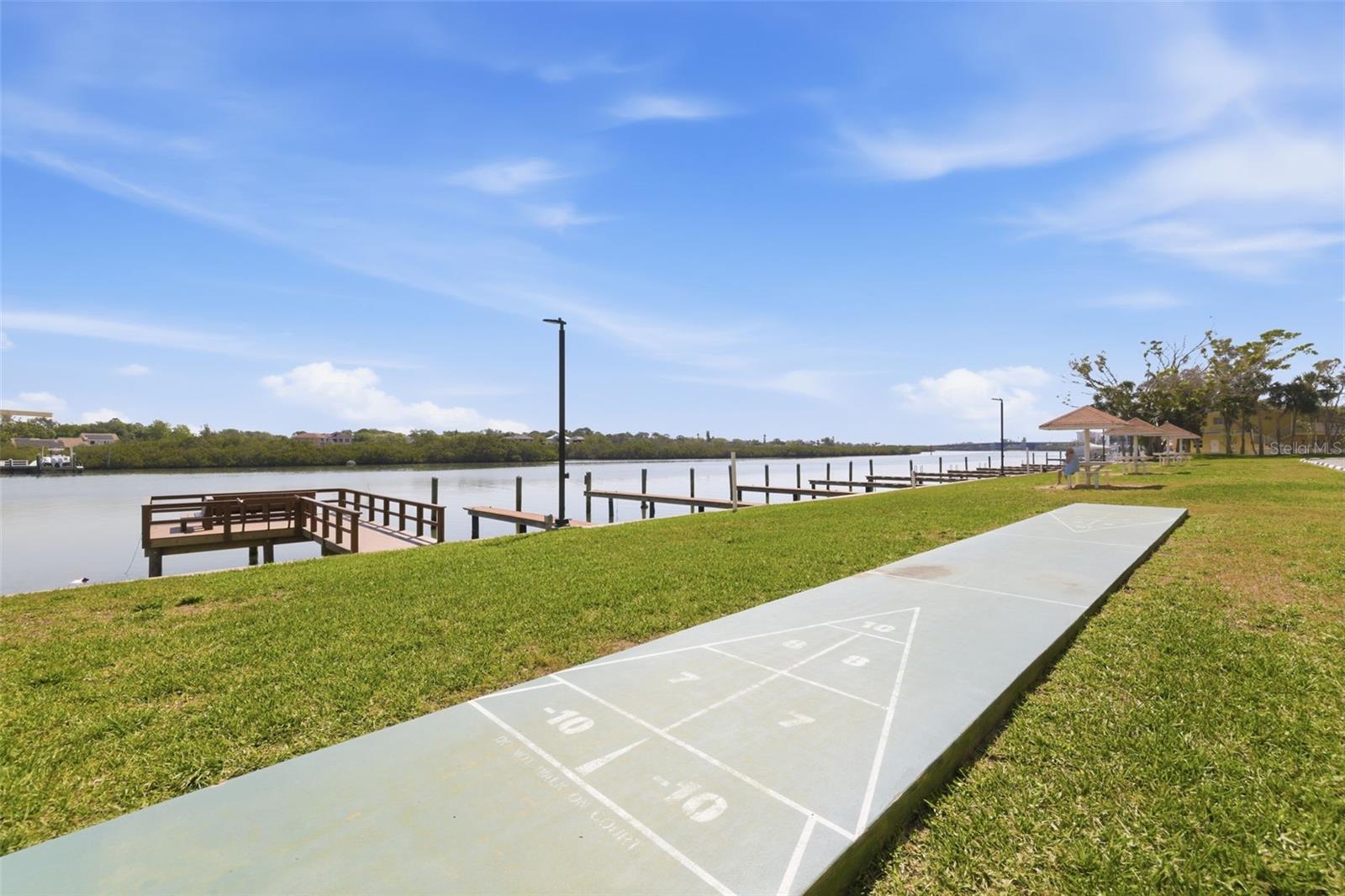 BAY SHORES YACHT & TENNIS CLUB - Residential