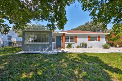 Photo of 3027 W Napoleon Avenue, Tampa, FL 33611 (MLS # TB8433372)