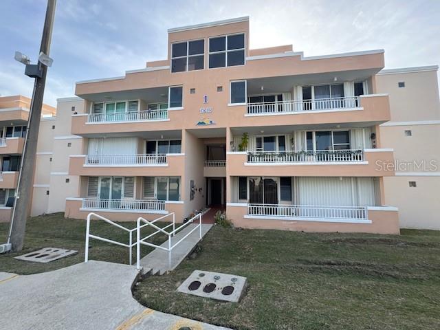 Fully Furnished 1st Floor Apartment in Fajardo - Perfect Location!
Completely remodeled apartment, featuring 3 bedrooms, 2 bathrooms, a terrace with outdoor furniture, a bar, and a grill in a basement.
Fully Furnished & Equipped: Ready to move in with everything you need!
Three Parking Spots: Convenient and hassle-free parking.
Community Amenities: Enjoy a sparkling pool, gazebo for social events, basketball court, and tennis court.
Prime Location: Just steps away from Sunbay Marina and Villa Marina. Explore nearby renowned restaurants, supermarkets, and hotels.
This apartment offers everything you need for a relaxed and convenient lifestyle in Fajardo.