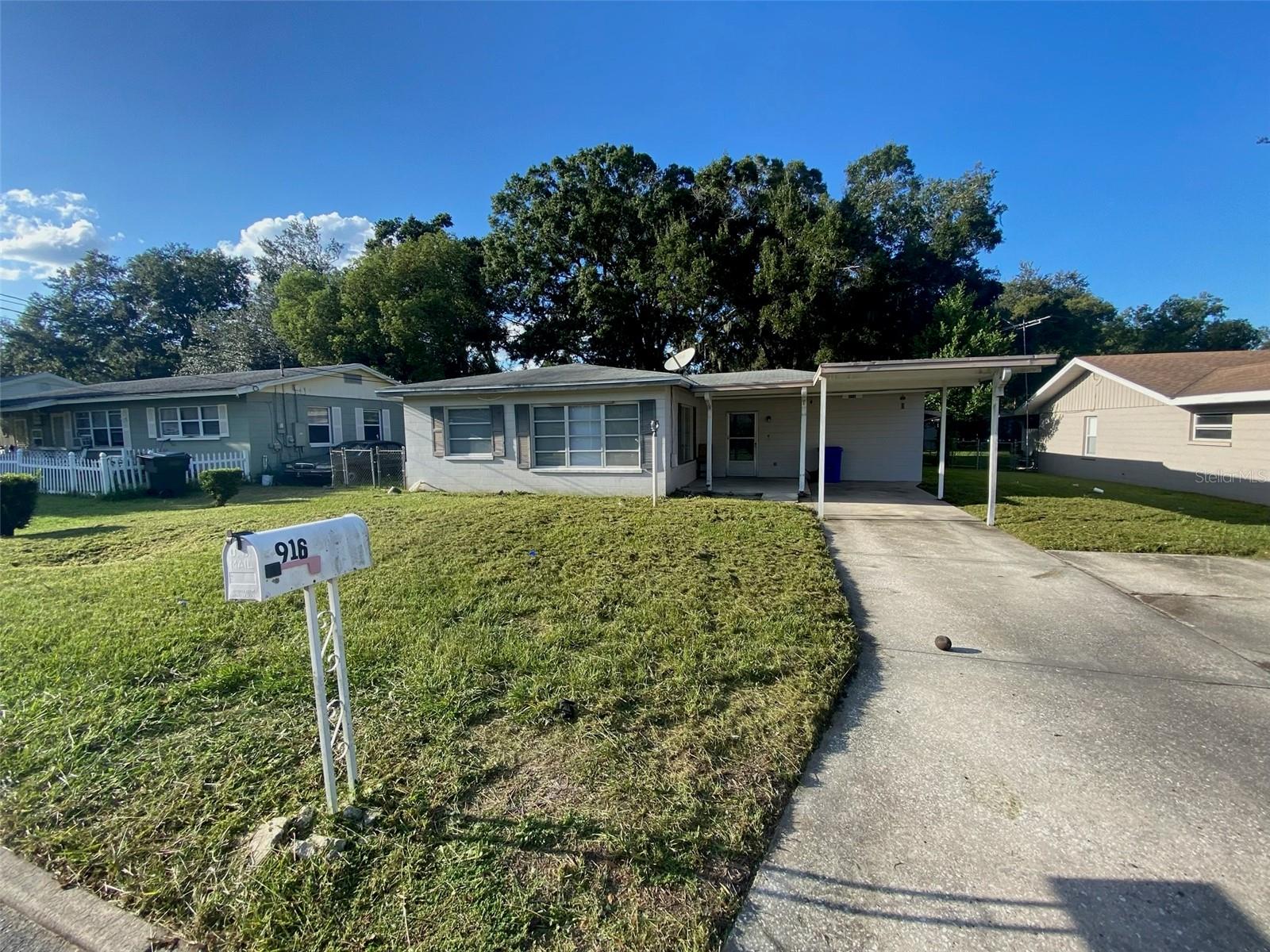NORTH LAKELAND: NO HOA 3-bedroom 2 Bathroom, New Vinyl floor install September 2025, Freshly Painted. The interior has a breakfast bar, Master bedroom has walking closet. Close to Lake Parker, TigerTown, Watson Clinic and Lakeland Regional for employment. Outside has a fenced yard. *SOLD AS IS *