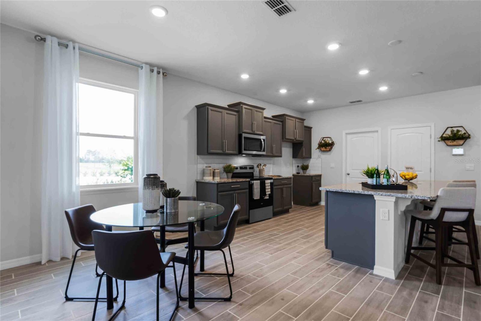 VICTORIA OAKS PH D - Residential