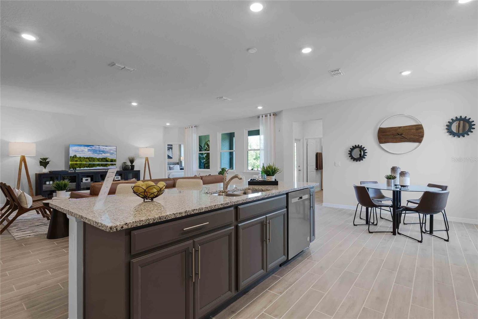 VICTORIA OAKS PH D - Residential