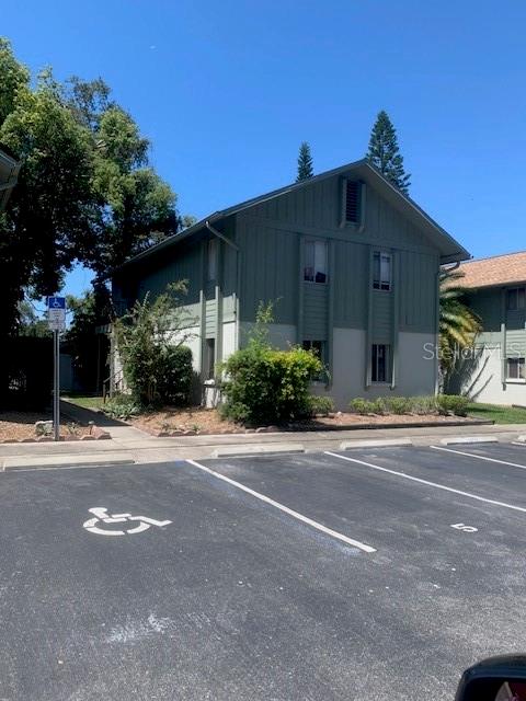 Beautiful 2 bedroom, 2 conveniently located in Oak Lake Park in North Clearwater. Ceramic tile and fresh paint throughout with enclosed bonus room and laundry room. Open plan, walk in closet in master bath. Twenty minutes from Clearwater Beach, close to shopping, restaurants and medical facilities. Pet friendly!! NO SMOKING!!