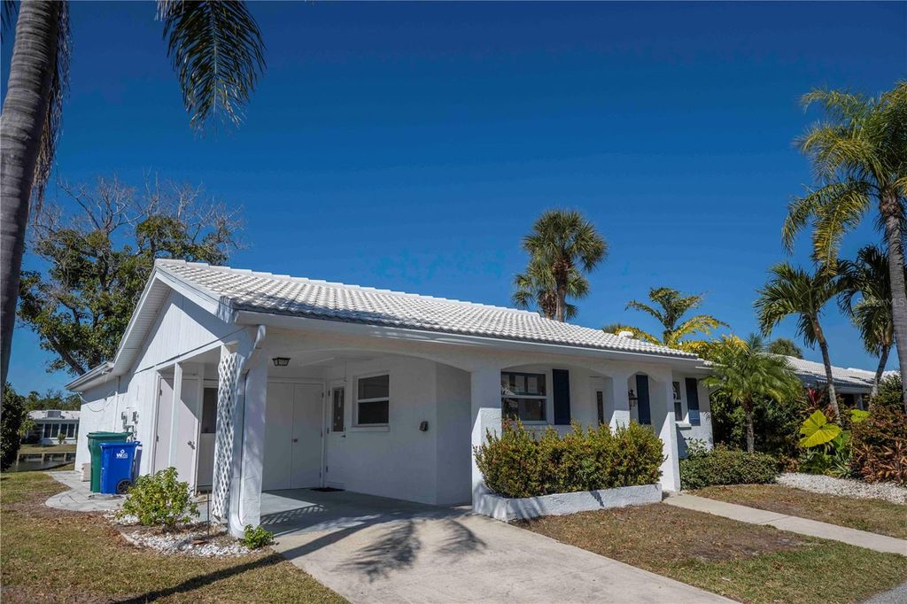 Photo of 563 Spanish Drive S, Longboat Key, FL 34228 (MLS # A4682513)