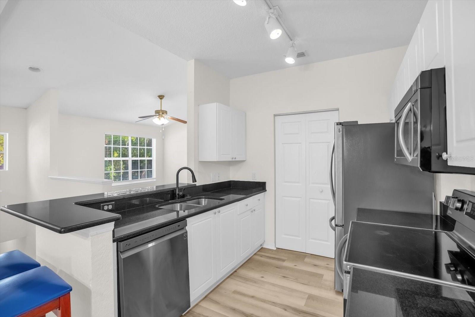 CRESCENT PLACE AT LAKE LOTUS CONDO - Residential