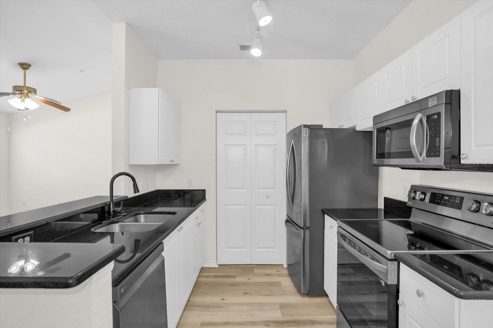 CRESCENT PLACE AT LAKE LOTUS CONDO - Residential