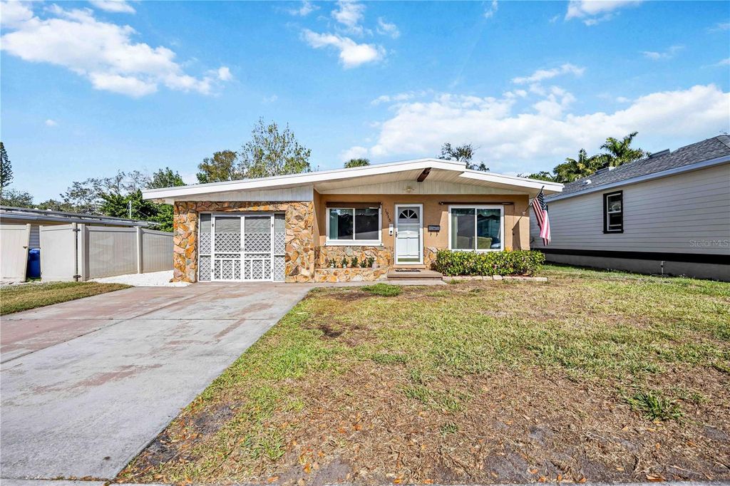 Photo of 1915 3rd Avenue E, Bradenton, FL 34208 (MLS # A4677962)