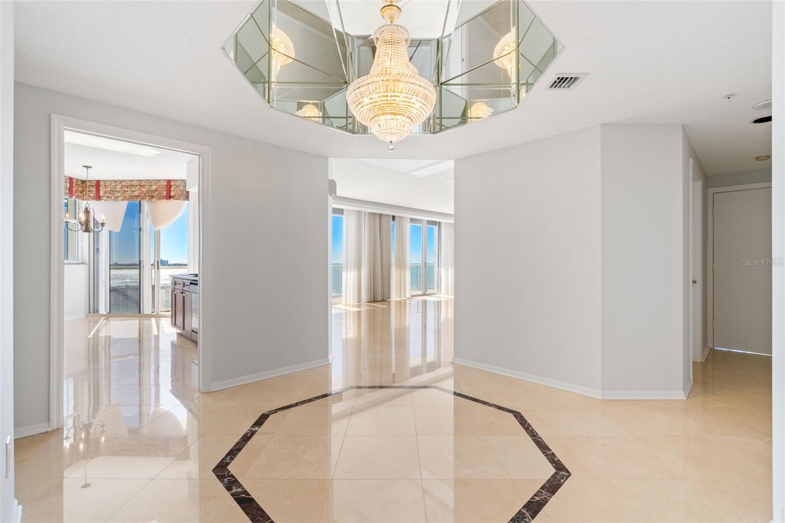 L ELEGANCE ON LIDO BEACH - Residential